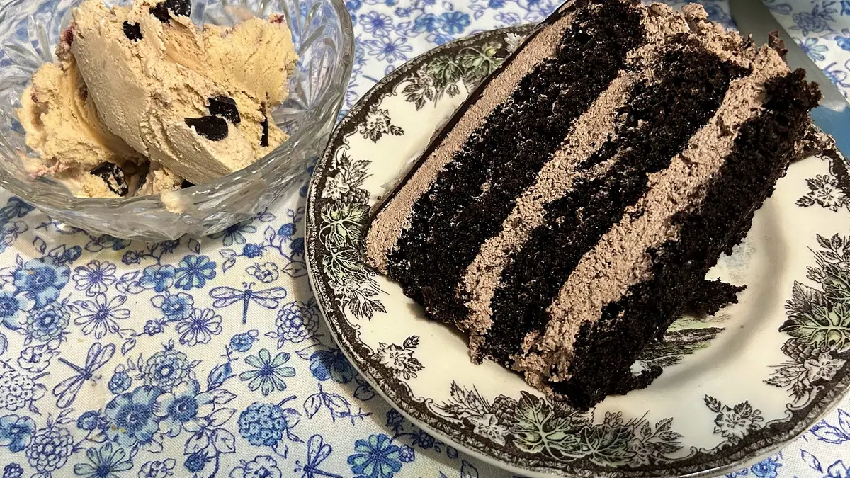 Cake Maker bakes